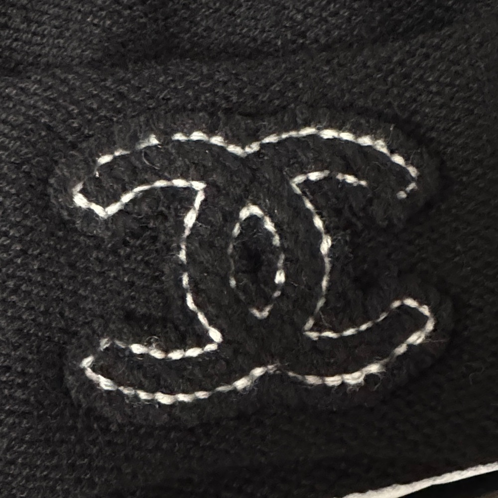 AUTHENTIC brand new CHANEL BLACK cashmere beanie with white CC - Picture 2 of 8